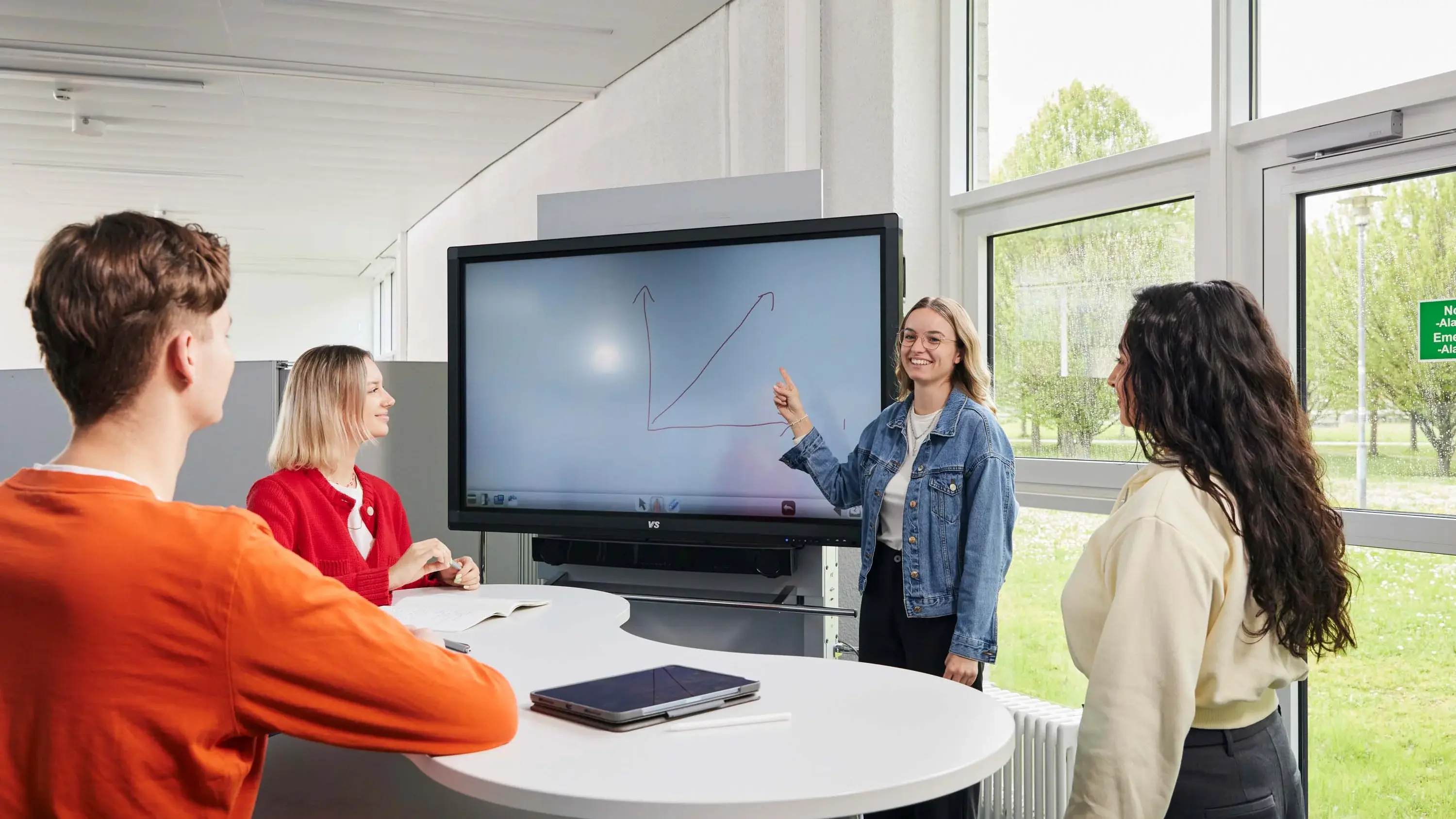 Studierende arbeiten gemeinsam in der Lernwelt der Hochschule der Medien.