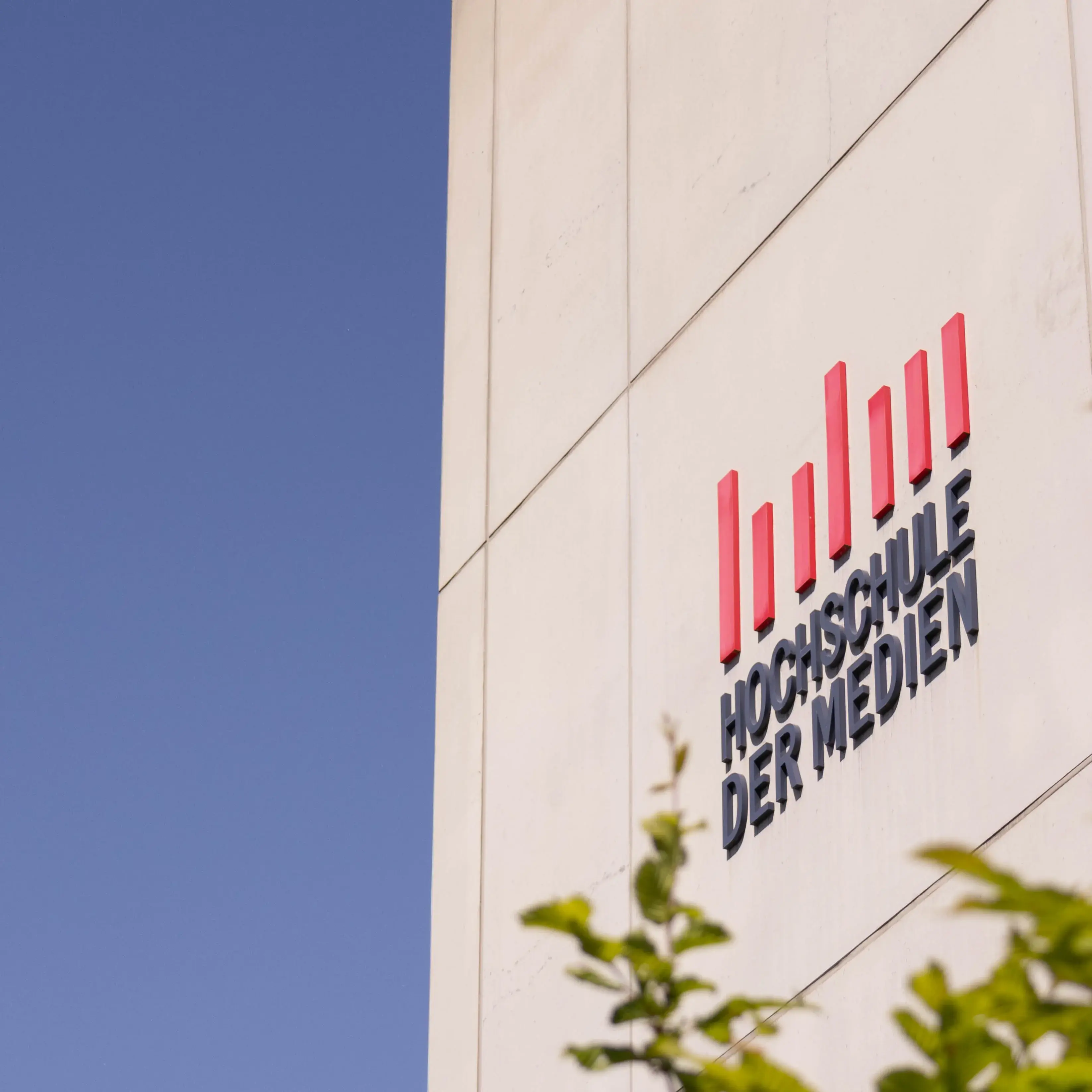 Der sogenannte Würfel, ein Nebengebäude der Hochschule der Medien.