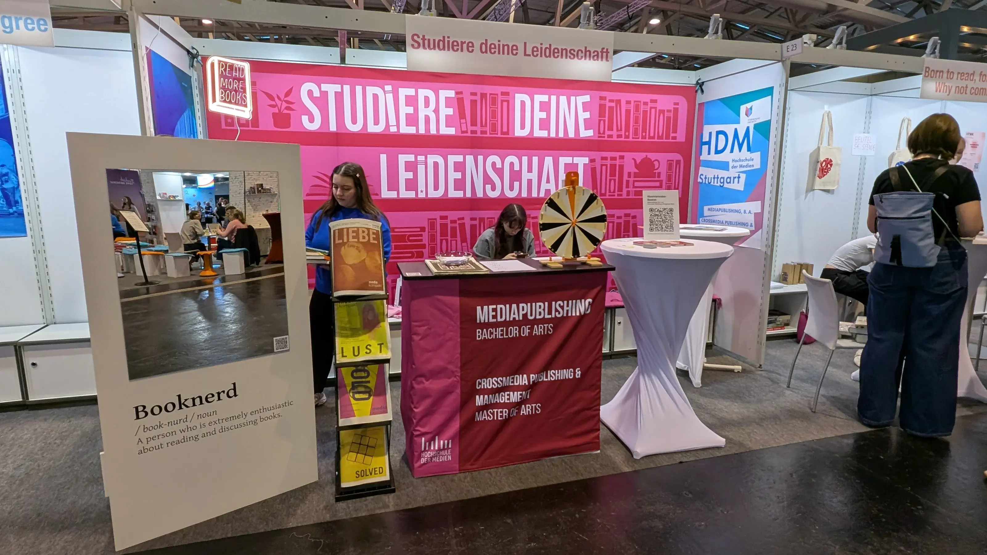 Das Bild zeigt den Messestand des Studiengangs Mediapublishign auf der frankfurter Buchmesse 2025.