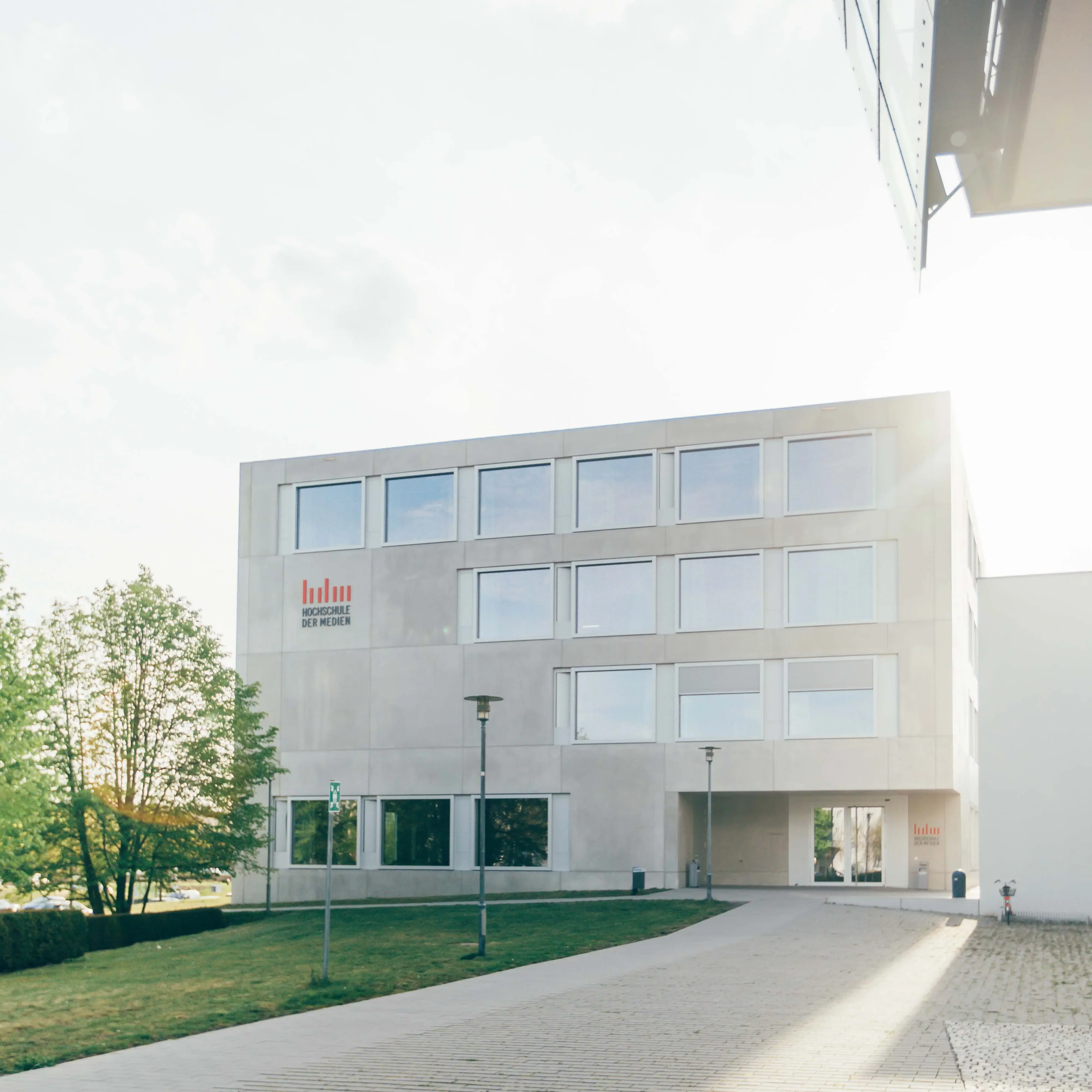 Der sogenannte Würfel, ein Nebengebäude der Hochschule der Medien.