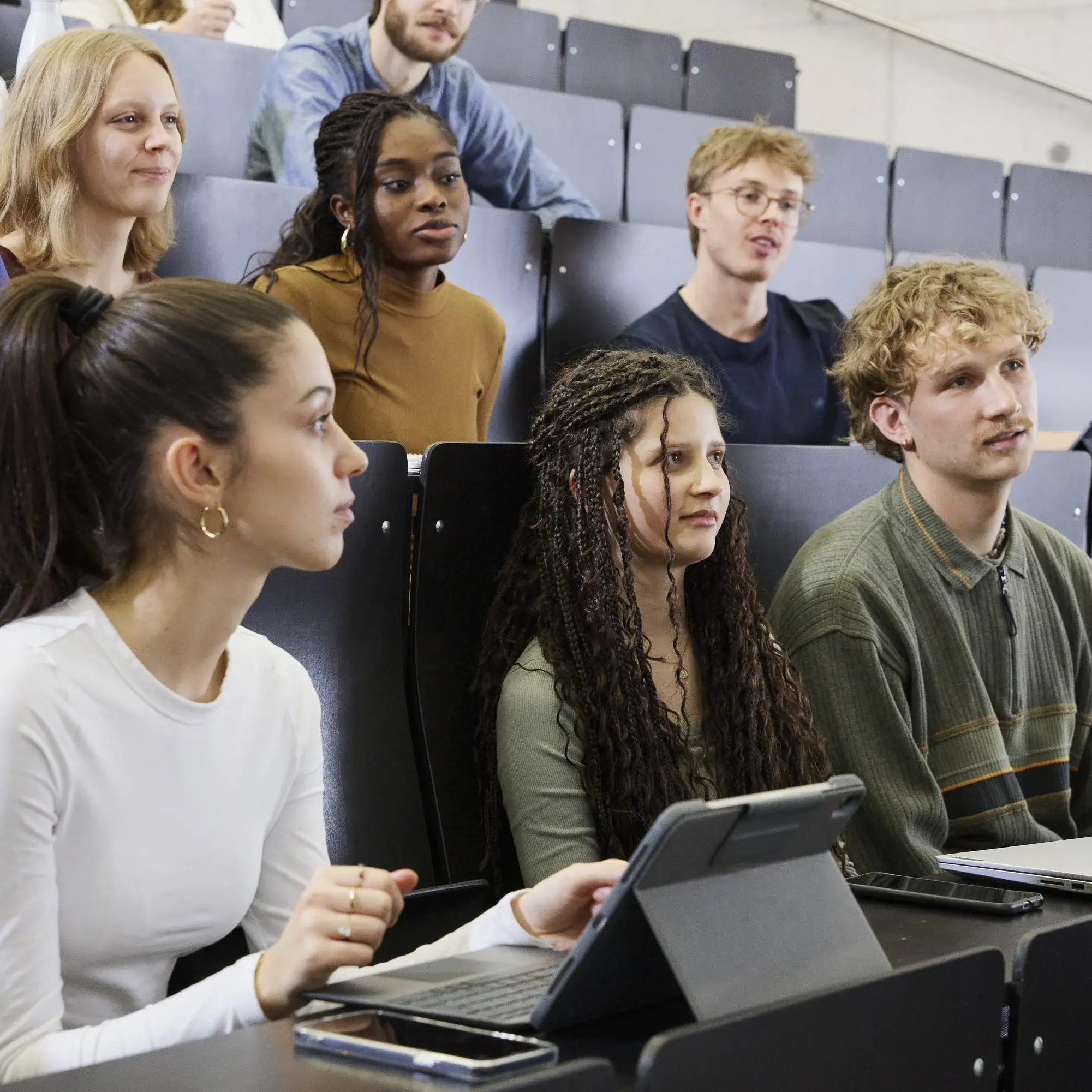 Studierende in einer Vorlesung.
