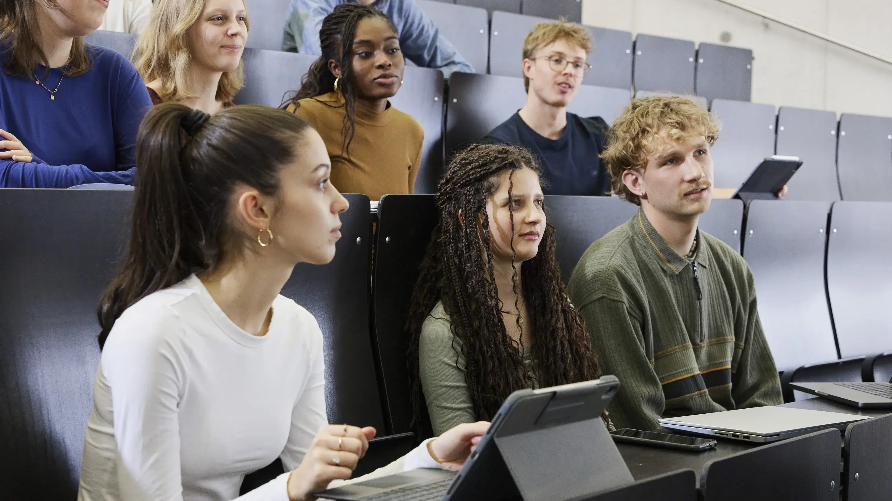Studierende in einer Vorlesung.