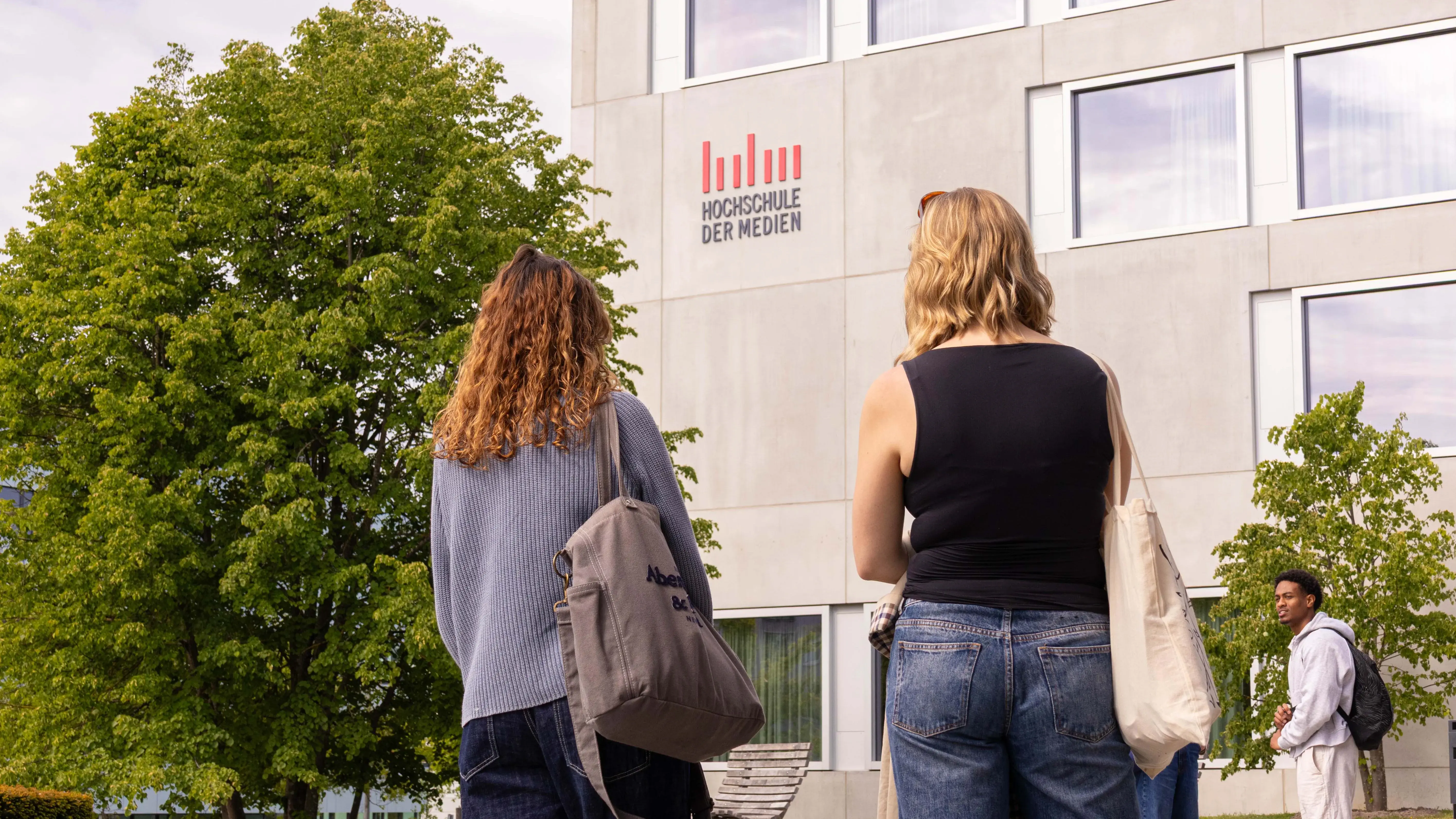 Studierende unterhalten sich auf dem Weg zur Vorlesung auf dem Campus der Hochschule der Medien.