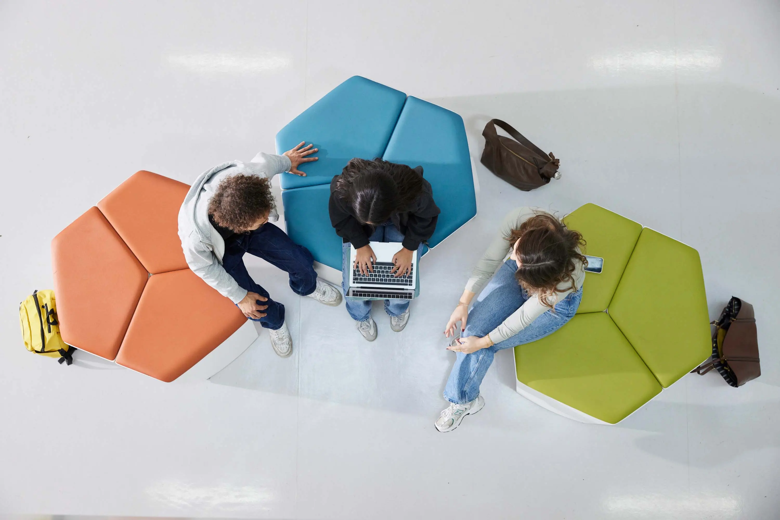 Studierende bei einer Gruppenarbeit aus der Vogelperspektive.