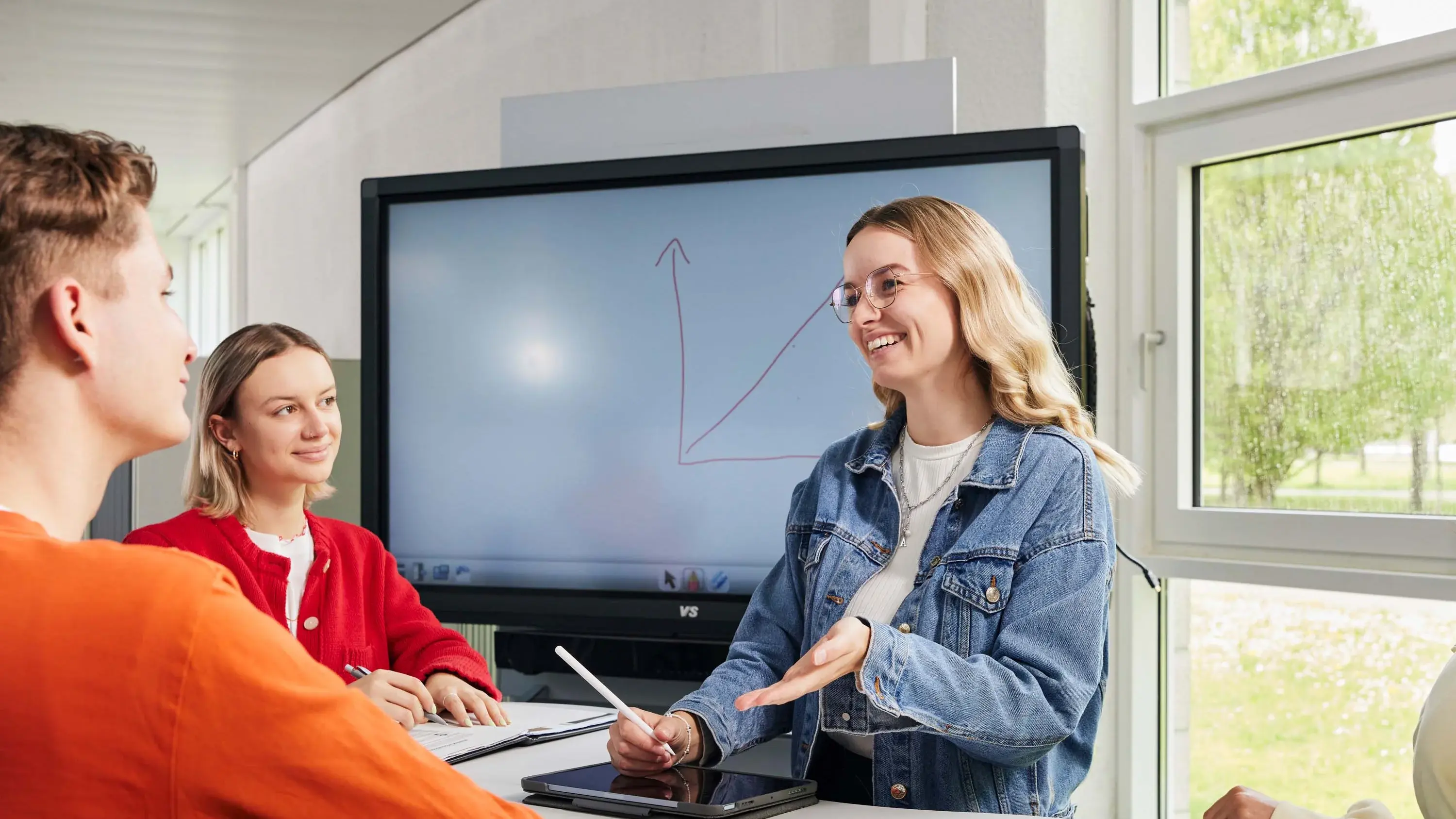 Studierende arbeiten gemeinsam in der Lernwelt der Hochschule der Medien.