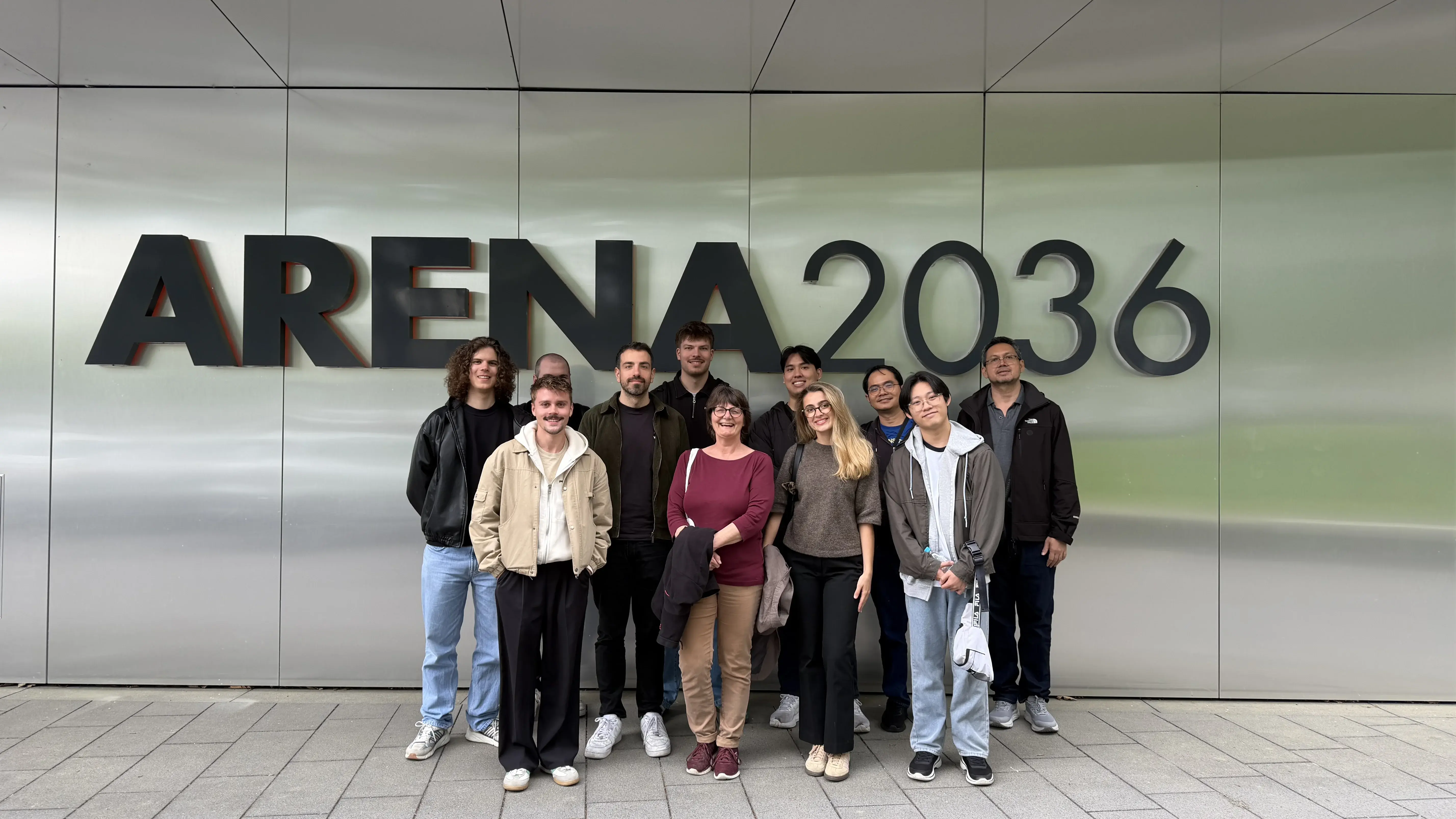 Gruppe von Internationals und HdM-Studierenden vor der Arena 2036 in Stuttgart