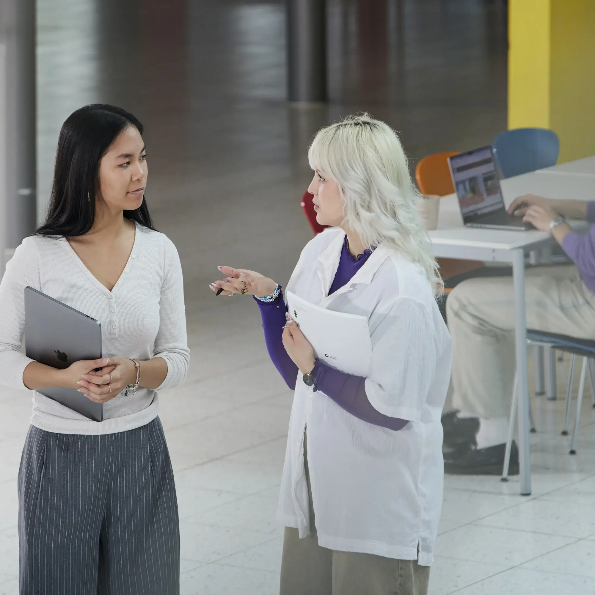 Studierende unterhalten sich an der Lernbar im Hauptgebäude der HdM.