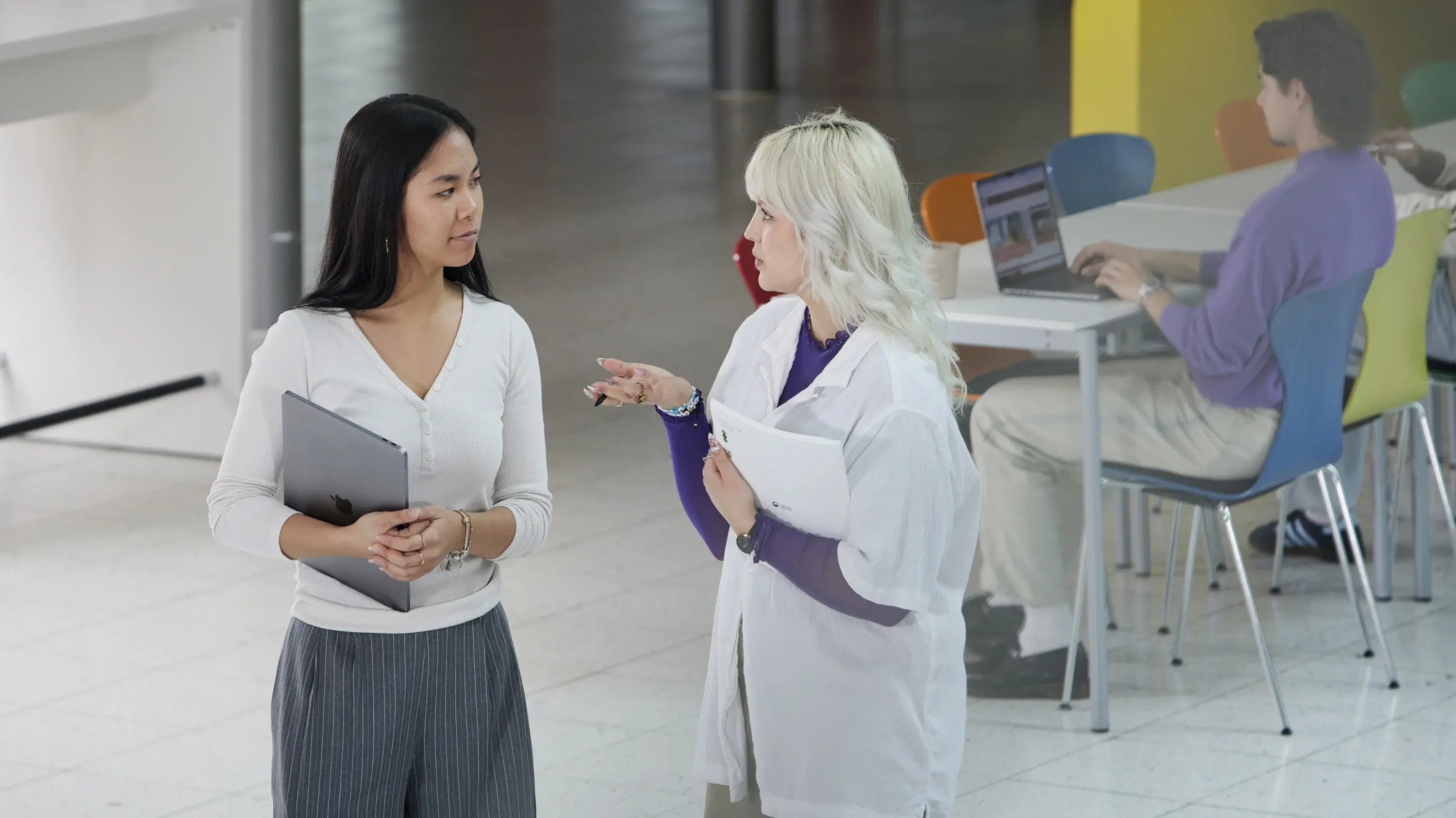 Studierende unterhalten sich an der Lernbar im Hauptgebäude der HdM.