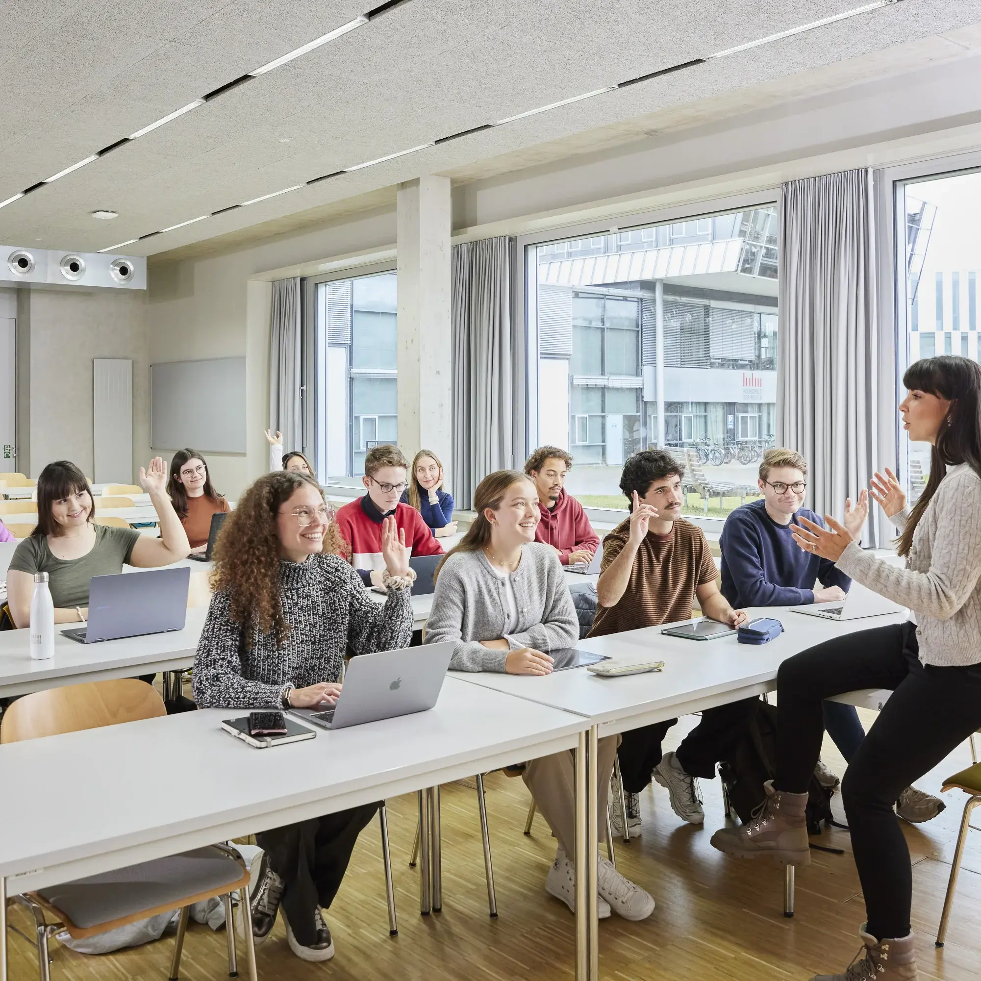 Ein Professor mit seinen Studierenden in der Vorlesung.