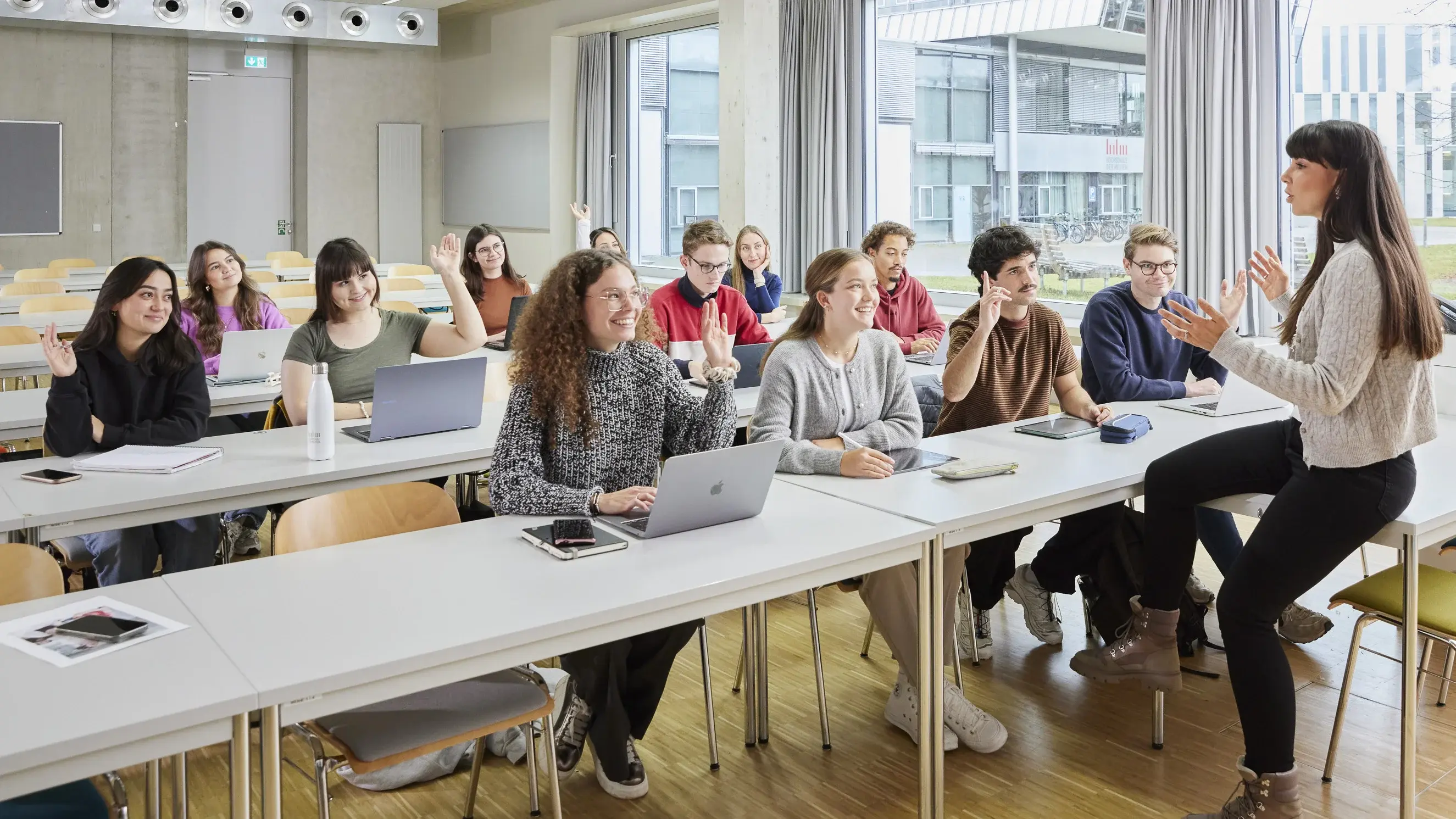 Ein Professor mit seinen Studierenden in der Vorlesung.